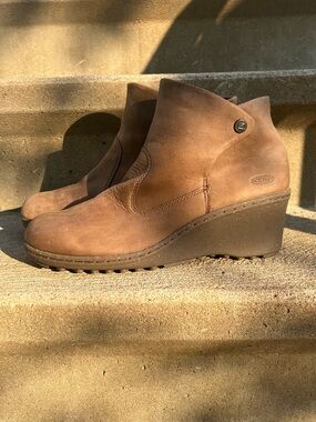 KEEN Akita Brown Leather Wedge Ankle Booties Women’s Size 10 Comfort Shoes